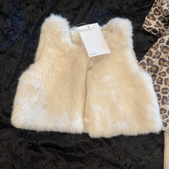 I-Baby 3-Piece Set, NWT, Animal Print Top w/Faux Fur Vest, 6 mos, Comes w/ Bow - Picture 6 of 9